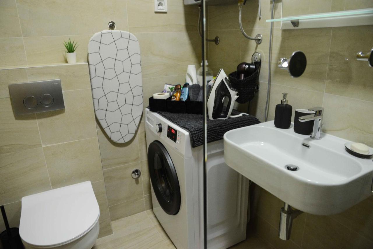 Tesla 70 Apartment With Secure Parking In The Garage Novi Sad Exterior photo